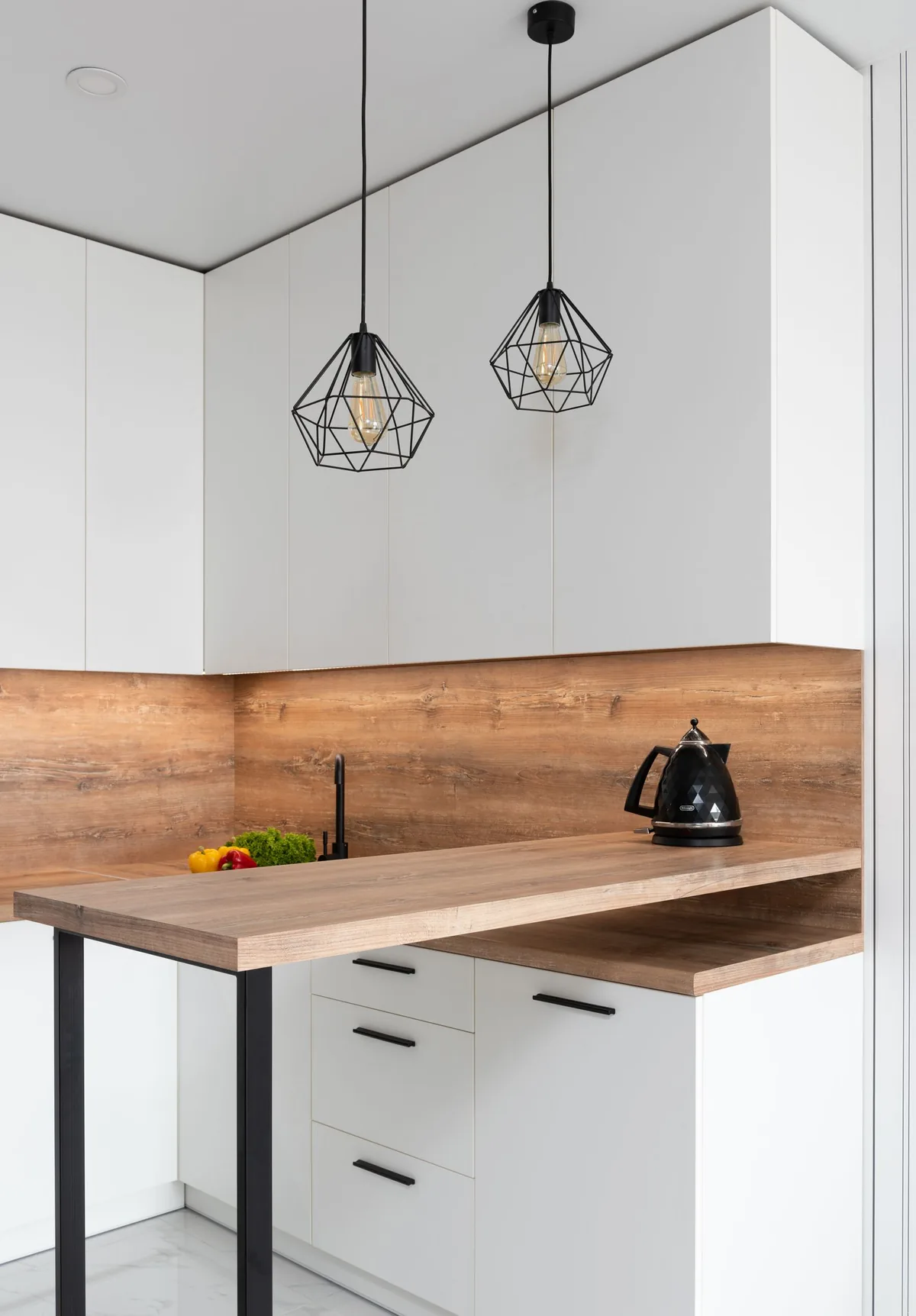 Iluminação numa cozinha de uma habitação — fotografia ilustrativa de banco de imagens